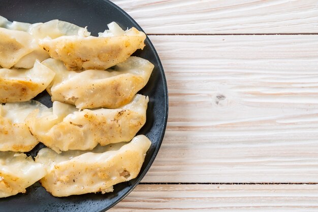 Bocado de gyoza o albóndigas japonés