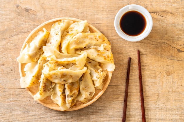 Bocado de gyoza o albóndigas japonés