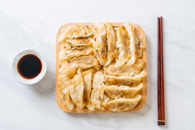 Foto bocado de gyoza o albóndigas japonés