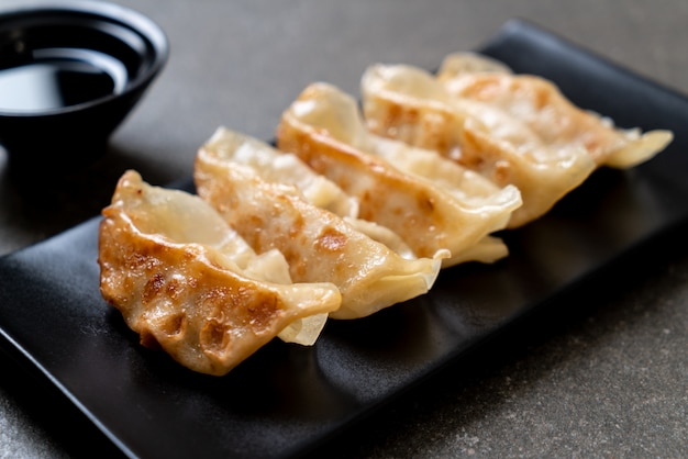 Bocado de gyoza o albóndigas japonés