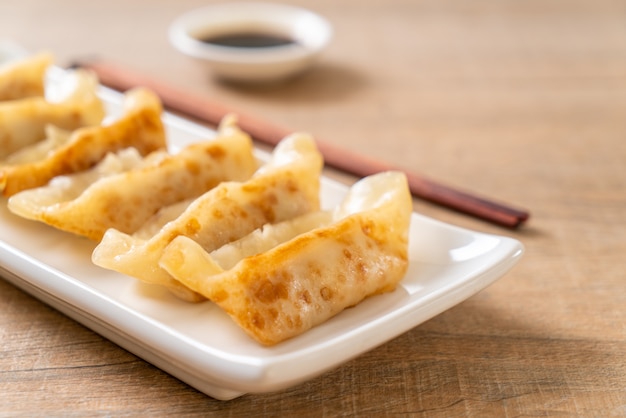 Bocado de gyoza o albóndigas japonés