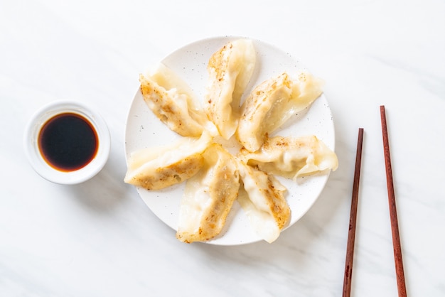 Bocado de gyoza o albóndigas japonés