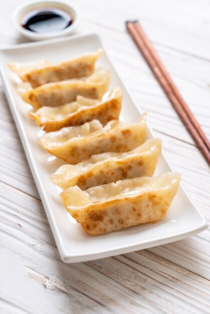 Bocado de gyoza o albóndigas japonés