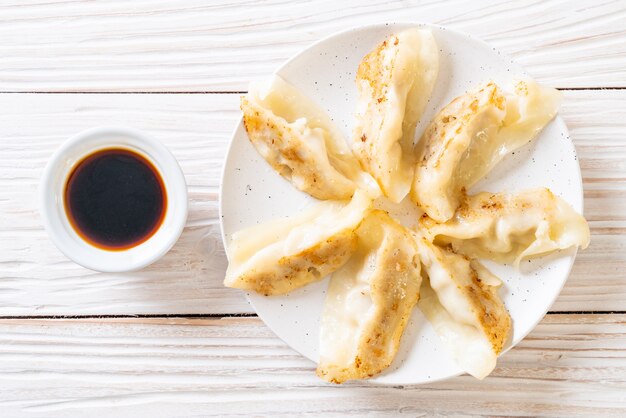 Bocado de gyoza o albóndigas japonés