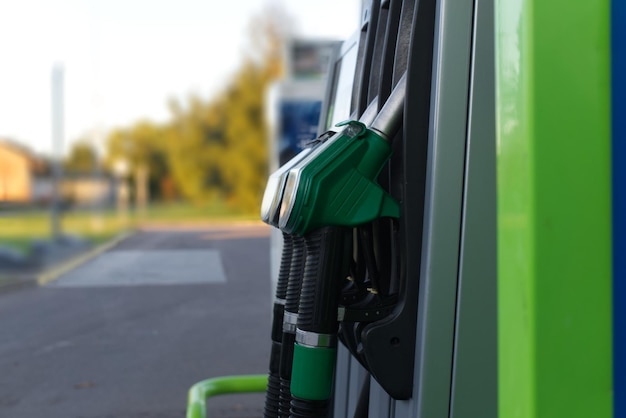 Bocais de combustível de fundo de dispensador de gasolina de combustível colorido na estação de bombas de combustível do posto de gasolina