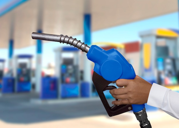 bocal de buraco de mão azul no posto de gasolina
