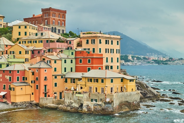 Boccadasse en Génova (Génova), Italia. Casas junto al mar