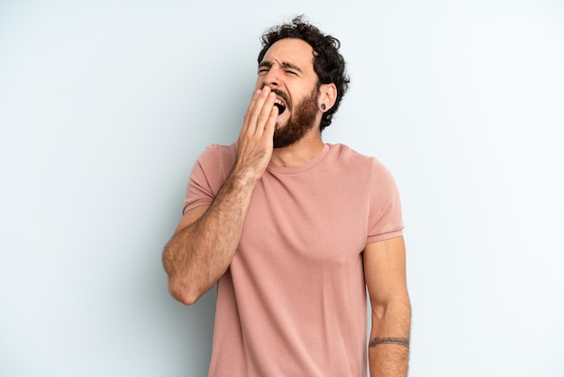 bocejando preguiçosamente no início da manhã acordando e parecendo com sono cansado e entediado