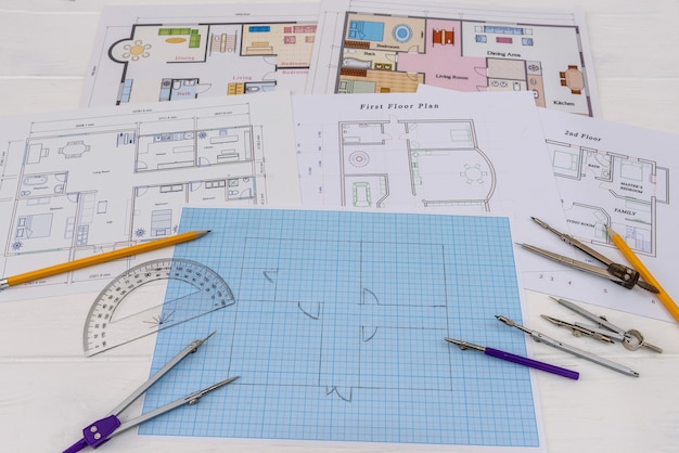 Boceto arquitectónico de casa en papel milimétrico con herramientas