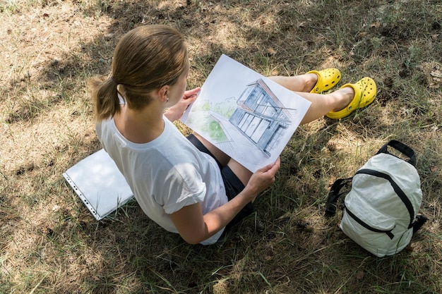 Boceto dibujado a mano de diseño de casa contemporánea en manos de architecht