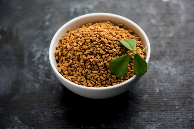 Bockshornkleesamen oder Methi Dana trinken, indem Sie sie über Nacht in Wasser einweichen. hilfreich bei Gewichtsverlust, Verdauung und Blutzuckerbehandlung