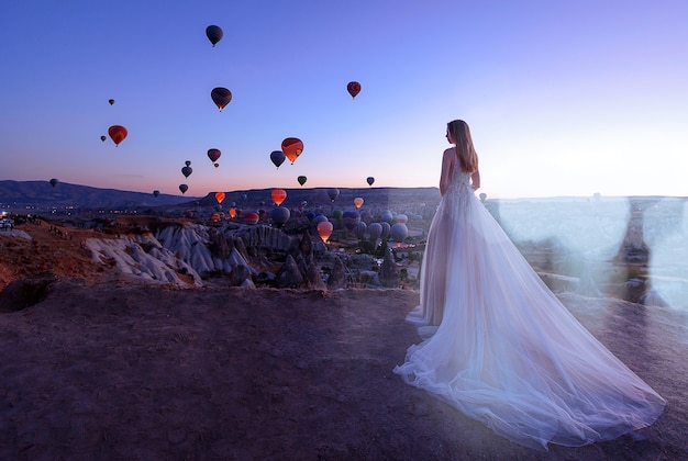 Boda en Capadocia Göreme con un joven matrimonio en el fondo de globos.