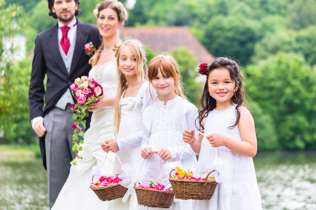 Boda damas de honor niños con cesta de flores.