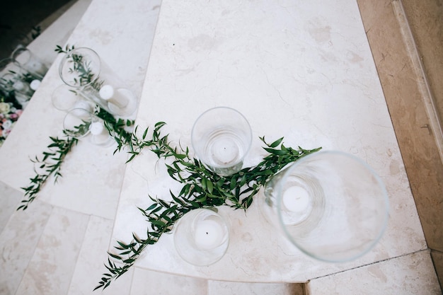 Boda decoración floral en las escaleras con velas blancasx9