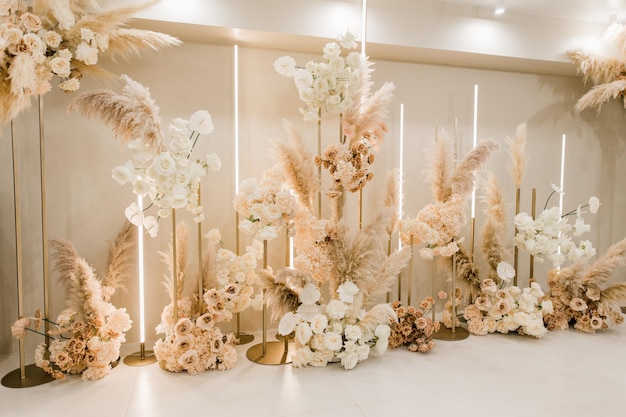 Boda decorativa pared interior de flores con luz amarilla