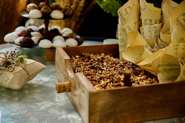 Boda dulces y nueces en la mesa de estilo rústico