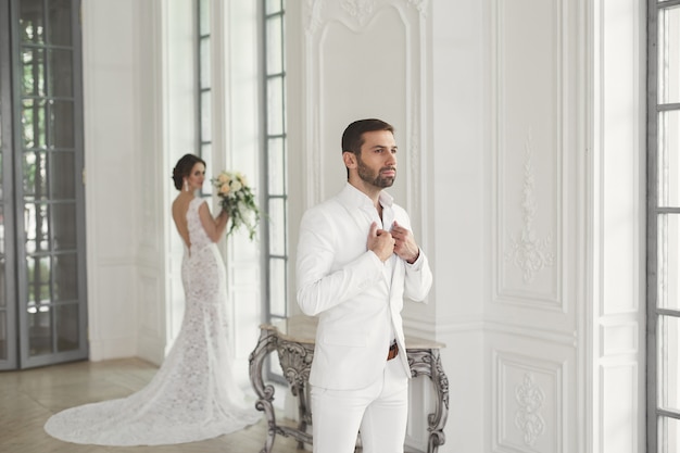 Boda elegante pareja novio y novia posando