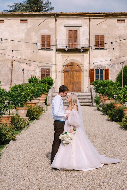 Boda en florencia italia en una antigua villawinery pareja de novios camina en el jardín novia amorosa y