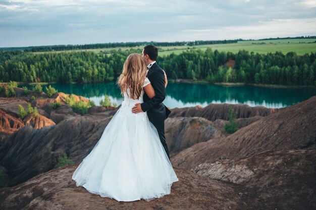 Boda de una hermosa pareja en el contexto de un cañón