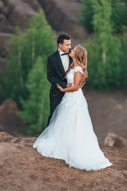 Boda de una hermosa pareja en el contexto de un cañón