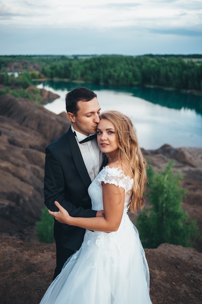 Boda de una hermosa pareja en el contexto de un cañón