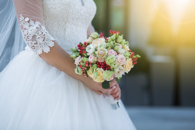 Boda Hermoso ramo de flores de diferentes flores en manos de la novia