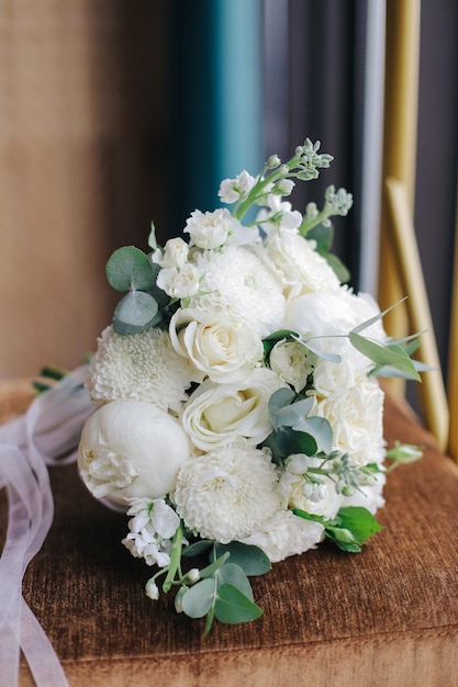 Boda hermoso ramo recogido de diferentes flores frescas.