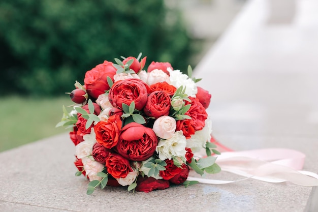 Boda hermoso ramo recogido de diferentes flores frescas.