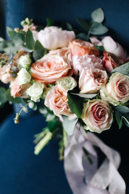 Boda hermoso ramo recogido de diferentes flores frescas.