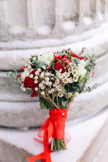 Boda hermoso ramo recogido de diferentes flores frescas.