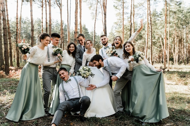 Boda internacional con amigos, amigos cercanos felicitar a los recién casados, grupo de personas de boda alegre y feliz, amistades de la boda, día de la boda