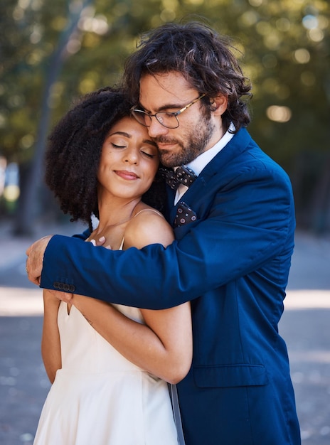 Foto boda interracial mujer negra y hombre con abrazo con sonrisa felicidad o futuro juntos novia africana esposo y diversidad en el matrimonio al aire libre por amor abrazo o contacto visual bajo el sol