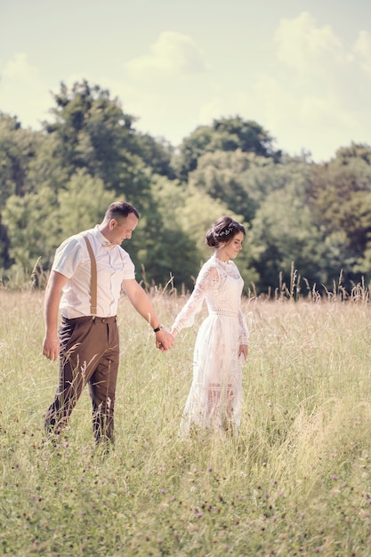 Boda de una joven pareja hermosa en estilo vintage. Recién casados en un paseo por el parque