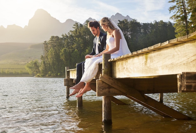 Boda lago y pareja en la naturaleza para la ceremonia de matrimonio compromiso y confianza al aire libre Relación de amor y hombre y mujer unión en luna de miel para asociación vacaciones románticas y celebración