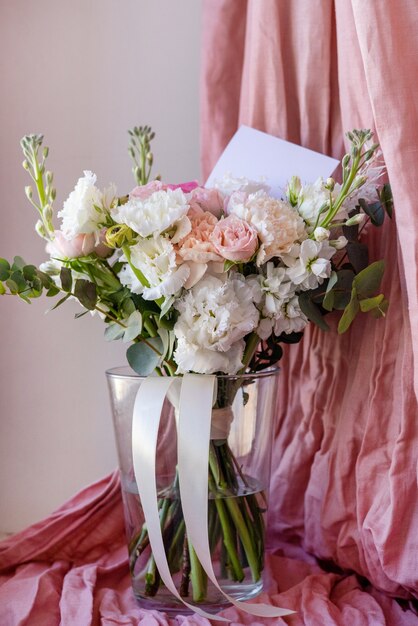 Boda moderno hermoso ramo de flores en florero, para vacaciones y cumpleaños vertical