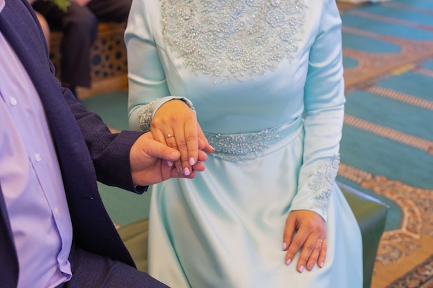 Foto boda nacional. la novia y el novio. boda pareja musulmana durante la ceremonia de matrimonio. matrimonio musulmán.