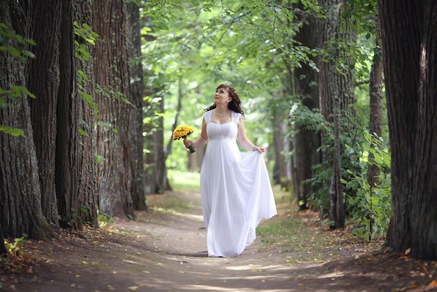 boda de la novia un paseo por el parque en el bosque