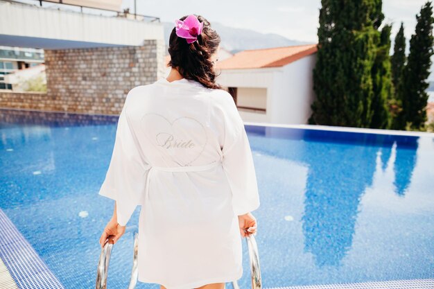 Boda novia en spa resort con fondo de piscina Boda de destino de lujo