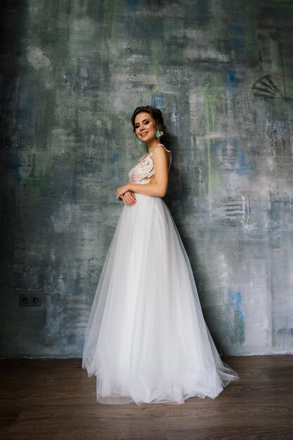 Boda. Novia en vestido hermoso en el interior