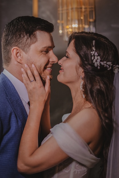 La boda. Novio de emociones en el primer encuentro con la hermosa novia. Concepto de boda