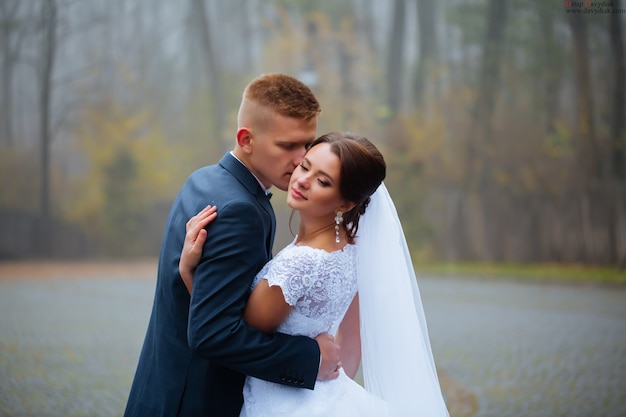 Boda novios besándose