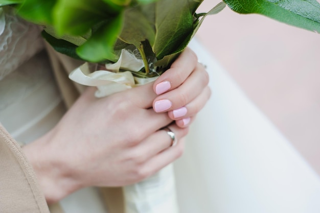 Boda nupcial ramo de rosas blancas Novia sostiene ramo Ceremonia de boda Esposa Recién casados