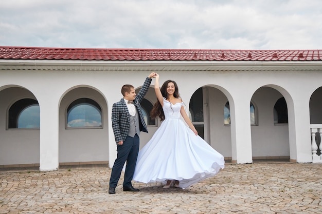 Boda de una pareja de enamorados en la naturaleza en el faro.