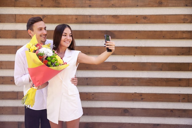 Boda de una pareja europea enamorada de un gran ramo hablando por videollamada con familiares