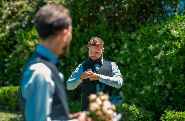 Boda de pareja gay Eventos especiales Parella homosexual celebrando su boda Parella LBGT en la ceremonia de la boda Comunidad LGBTQ