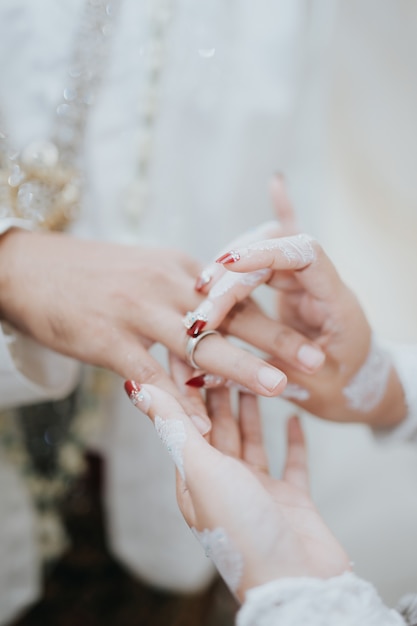 boda pareja romántica usar anillos de boda