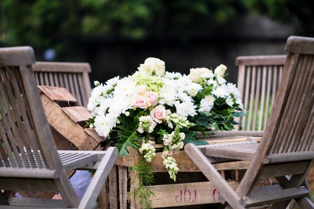 Boda ramo de flores en la mesa en la recepción