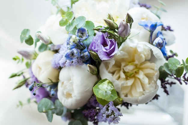 Boda ramo de flores sobre un fondo blanco.