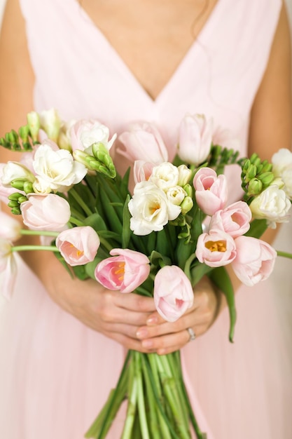 Boda ramo de tulipanes en manos de la novia