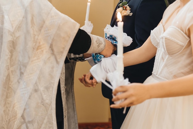 Foto boda de los recién casados en la iglesia ortodoxa una tradición